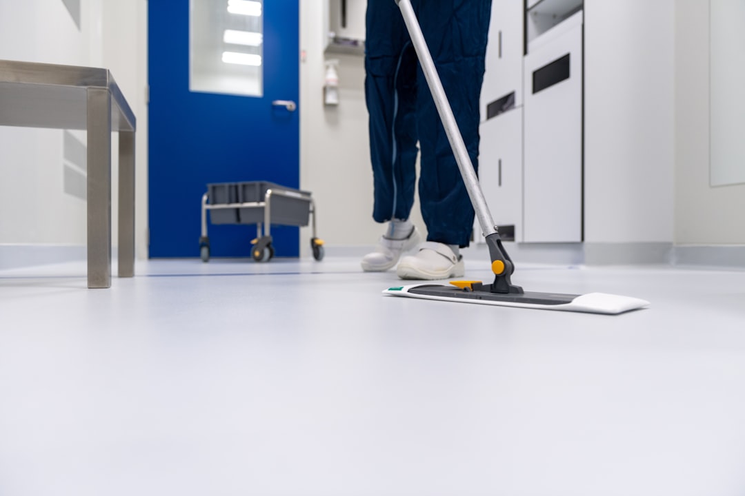 Cleaner che pulisce il pavimento in un ambiente di laboratorio